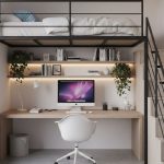 Chambre mezzanine adulte avec espace de travail en dessous, optimisée pour le confort.