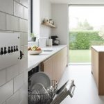 Disjoncteur électrique dans une cuisine moderne avec un lave-vaisselle en arrière-plan.